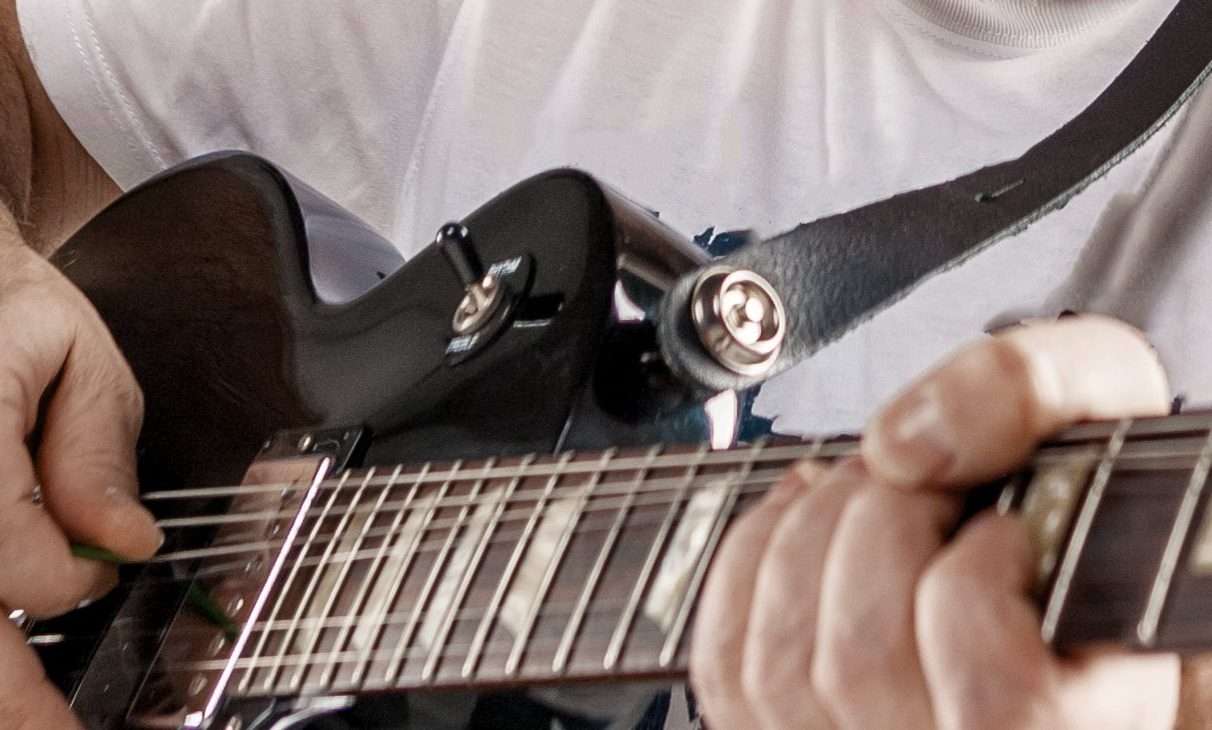 Guy practicing "killer" finger-independence exercise on guitar