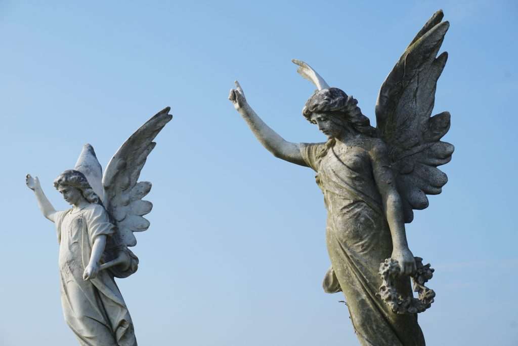 Hark The HERALD Angels - standbeelden die naar beneden kijken - hoewel geen van hen gitaar speelt